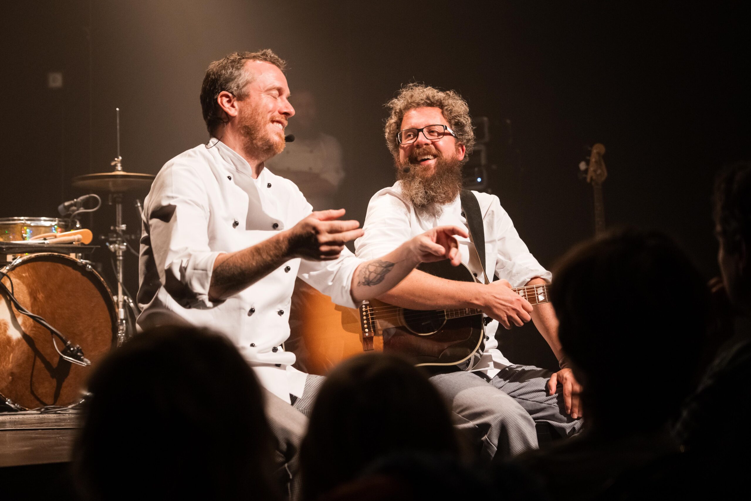 Les Petits Chanteurs à la gueule de bois avec des chemises de cuisiniers.