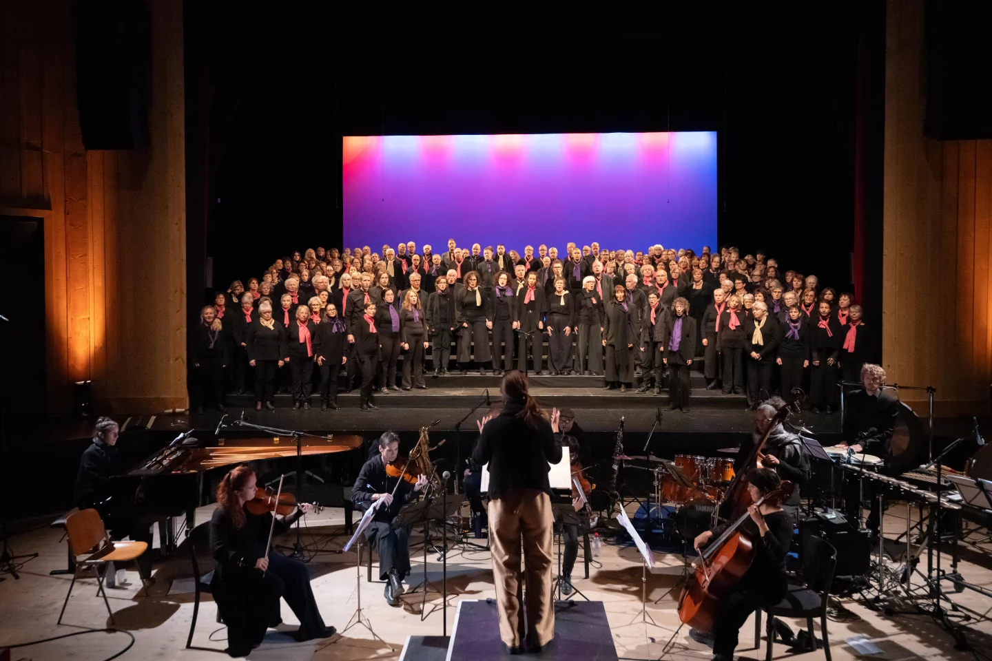 A l'avant-scène, un orchestre. A l'arrières-scène, un choeur d'une centaine de personnes.